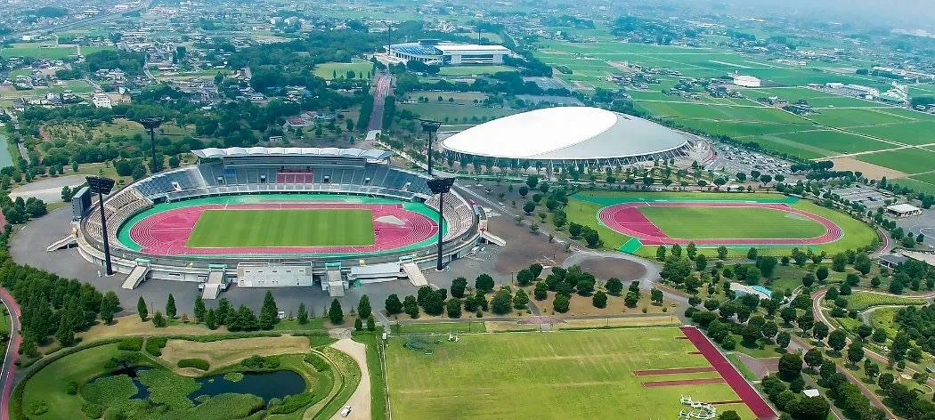 熊谷スポーツ文化公園の全景（陸上競技場と彩の国くまがやドーム）