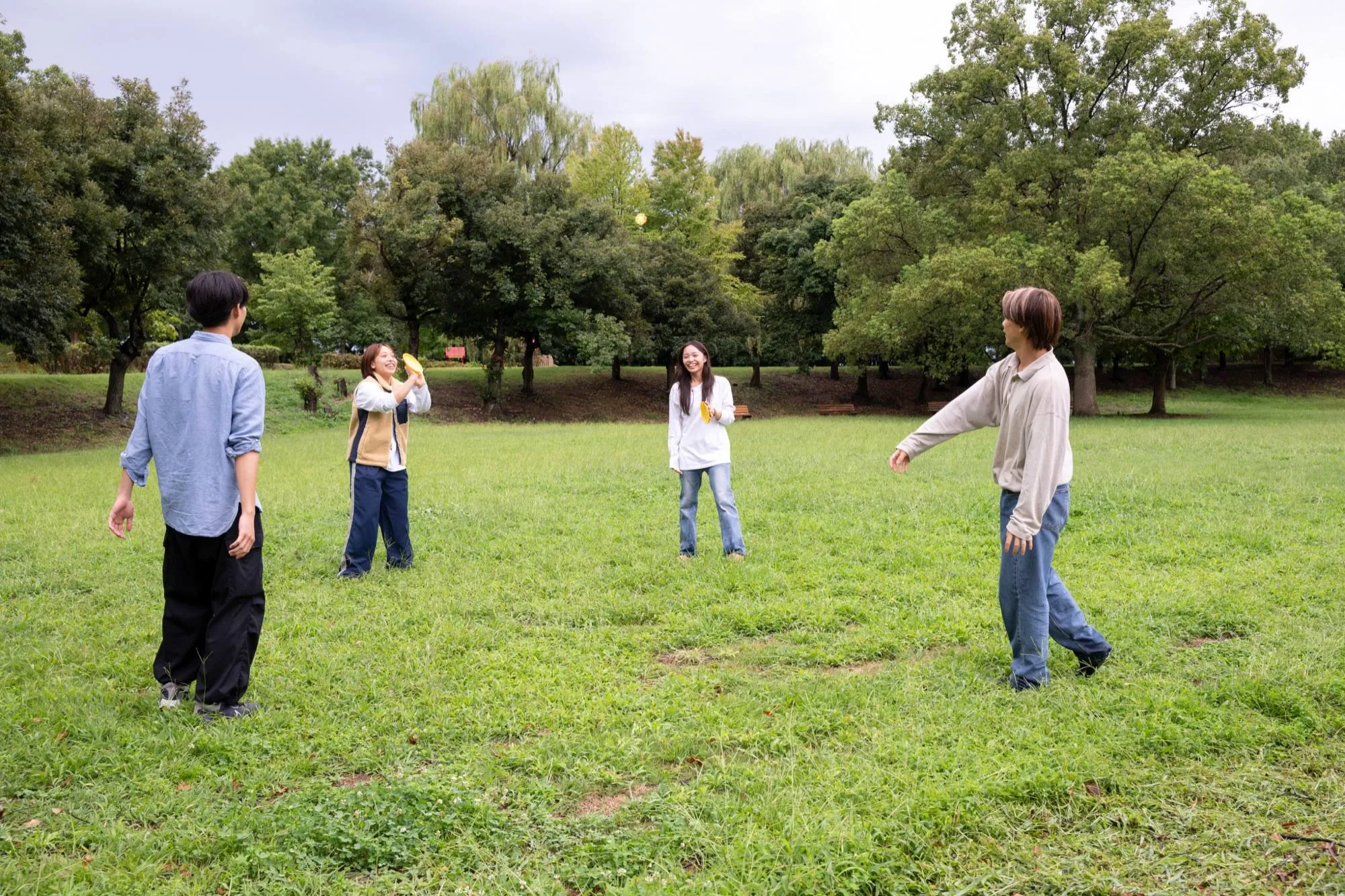 熊谷スポーツ文化公園の芝生広場でキャッチボールを楽しむ様子